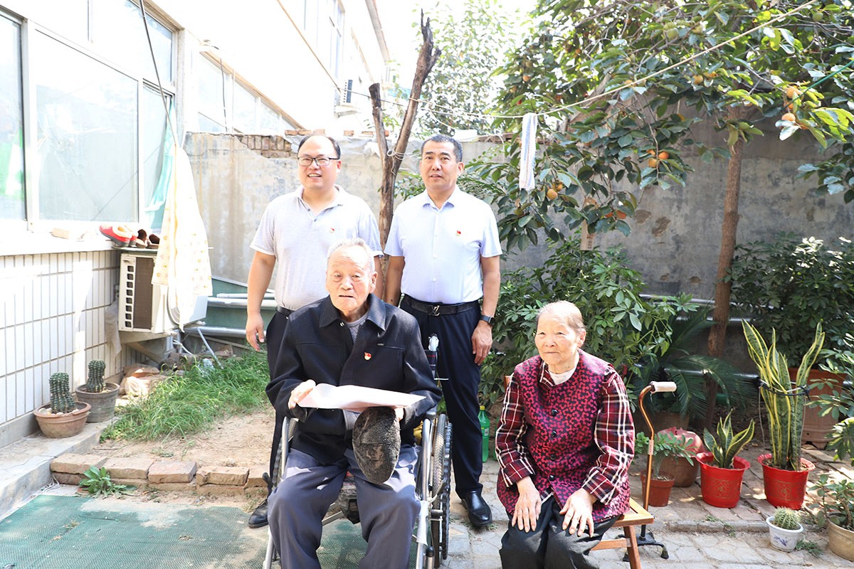 長(zhǎng)田實(shí)業(yè)黨支部書(shū)記張勇為老黨員佩戴黨徽 為老人送去祝福