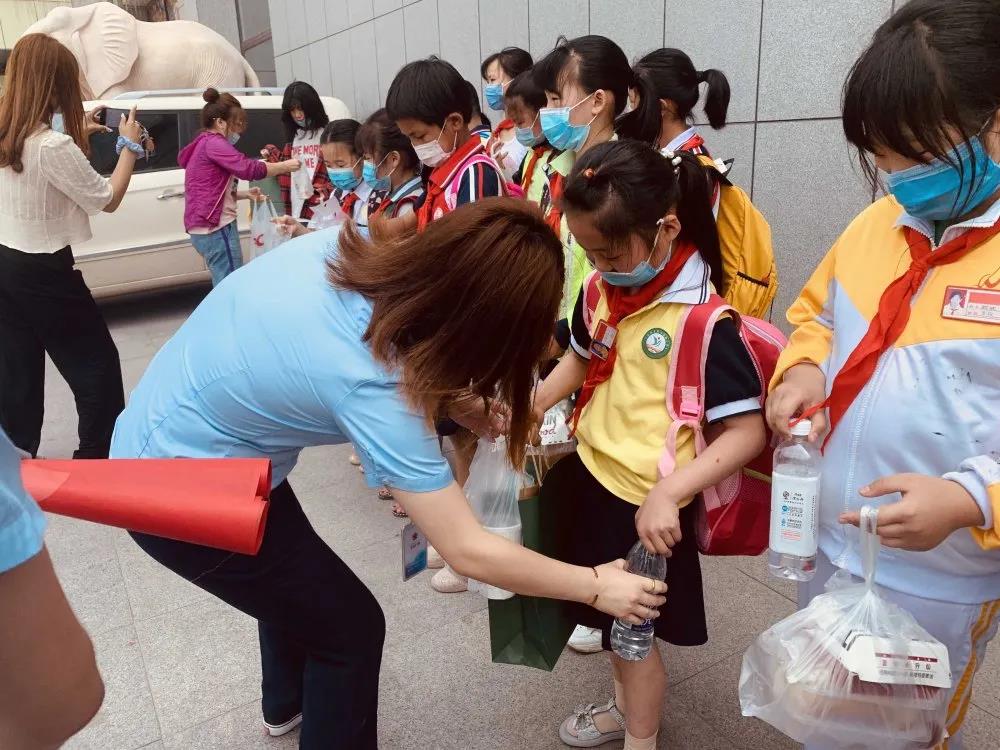 大手牽小手 溫情暖童心 —華百廣場攜手區(qū)婦聯(lián)、肯德基開展六一兒童節(jié)獻愛心活動