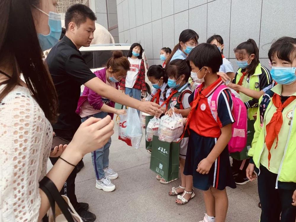 大手牽小手 溫情暖童心 —華百廣場攜手區(qū)婦聯(lián)、肯德基開展六一兒童節(jié)獻愛心活動