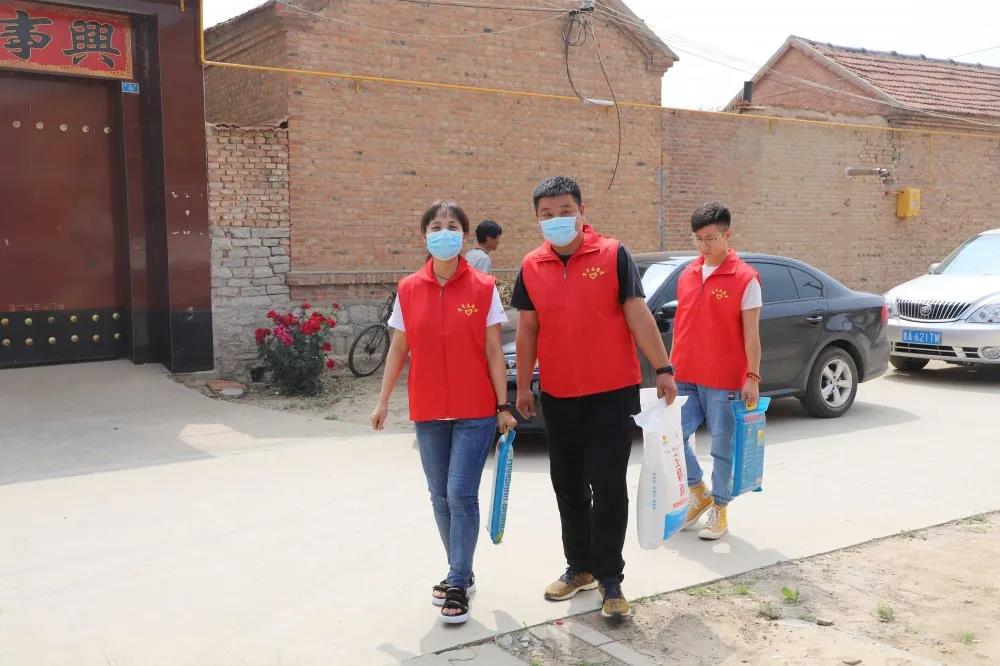 扶貧濟(jì)困獻(xiàn)愛心 真情幫扶暖人心 —長田實(shí)業(yè)團(tuán)委開展“金暉助老?青年文明號送溫暖”活動