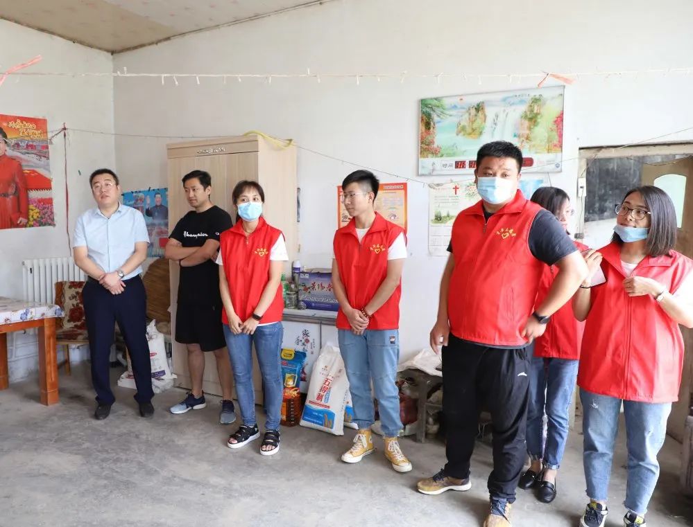 扶貧濟(jì)困獻(xiàn)愛心 真情幫扶暖人心 —長田實(shí)業(yè)團(tuán)委開展“金暉助老?青年文明號送溫暖”活動