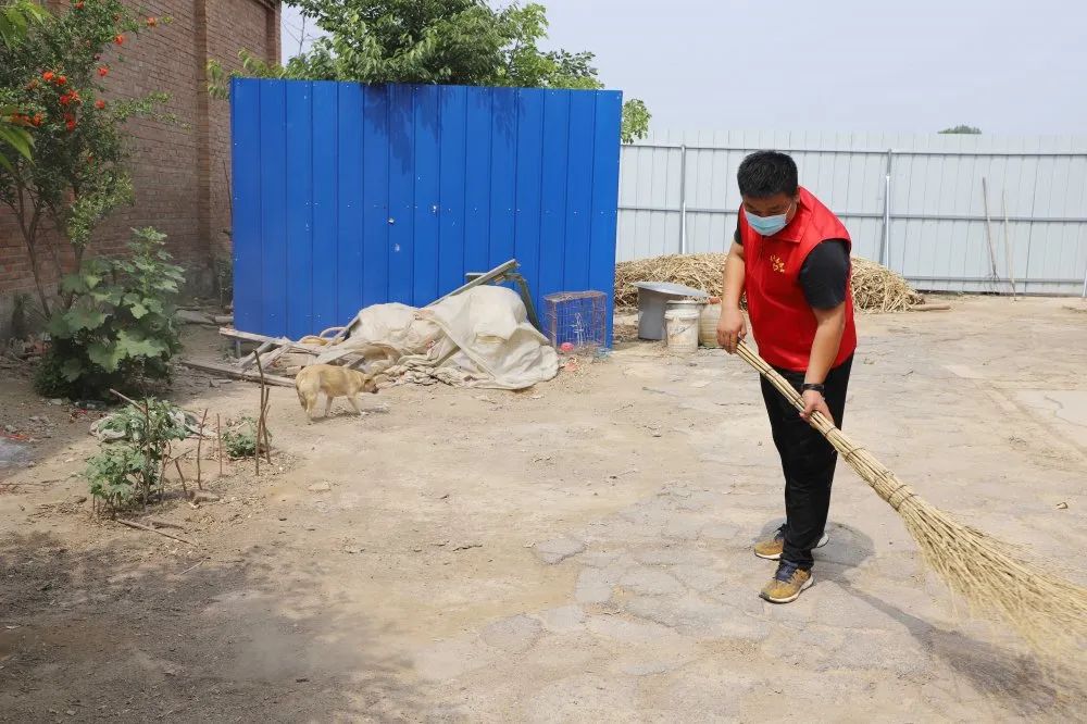 扶貧濟(jì)困獻(xiàn)愛心 真情幫扶暖人心 —長田實(shí)業(yè)團(tuán)委開展“金暉助老?青年文明號送溫暖”活動