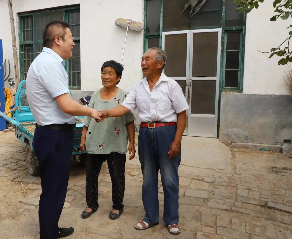 扶貧濟(jì)困獻(xiàn)愛心 真情幫扶暖人心 —長田實(shí)業(yè)團(tuán)委開展“金暉助老?青年文明號送溫暖”活動