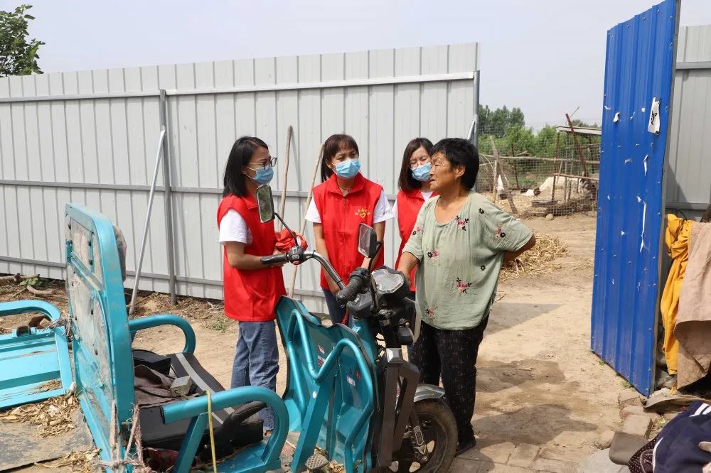 扶貧濟(jì)困獻(xiàn)愛心 真情幫扶暖人心 —長田實(shí)業(yè)團(tuán)委開展“金暉助老?青年文明號送溫暖”活動